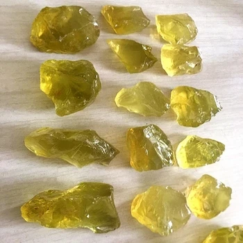 1000 g natūralaus Brazilijos geltonas kristalas, drožyba žalio akmens.