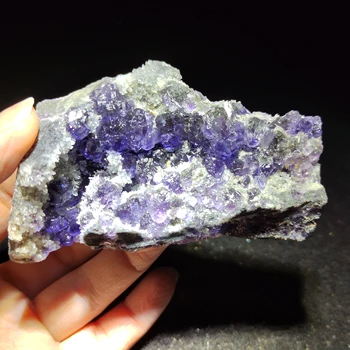 155.8 gNatural retas rausvai mėlyna fluorito ir kvarco mineralų pavyzdžiai išgydyti halo venų originalus akmens, namų puošybai